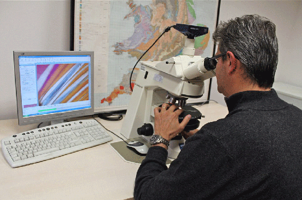 塞萨尔教授利用显微镜观察塑料袋