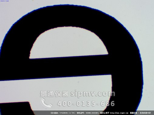 显微镜下的字母 e ( 字母边缘颜色是由物镜的色差引起的)