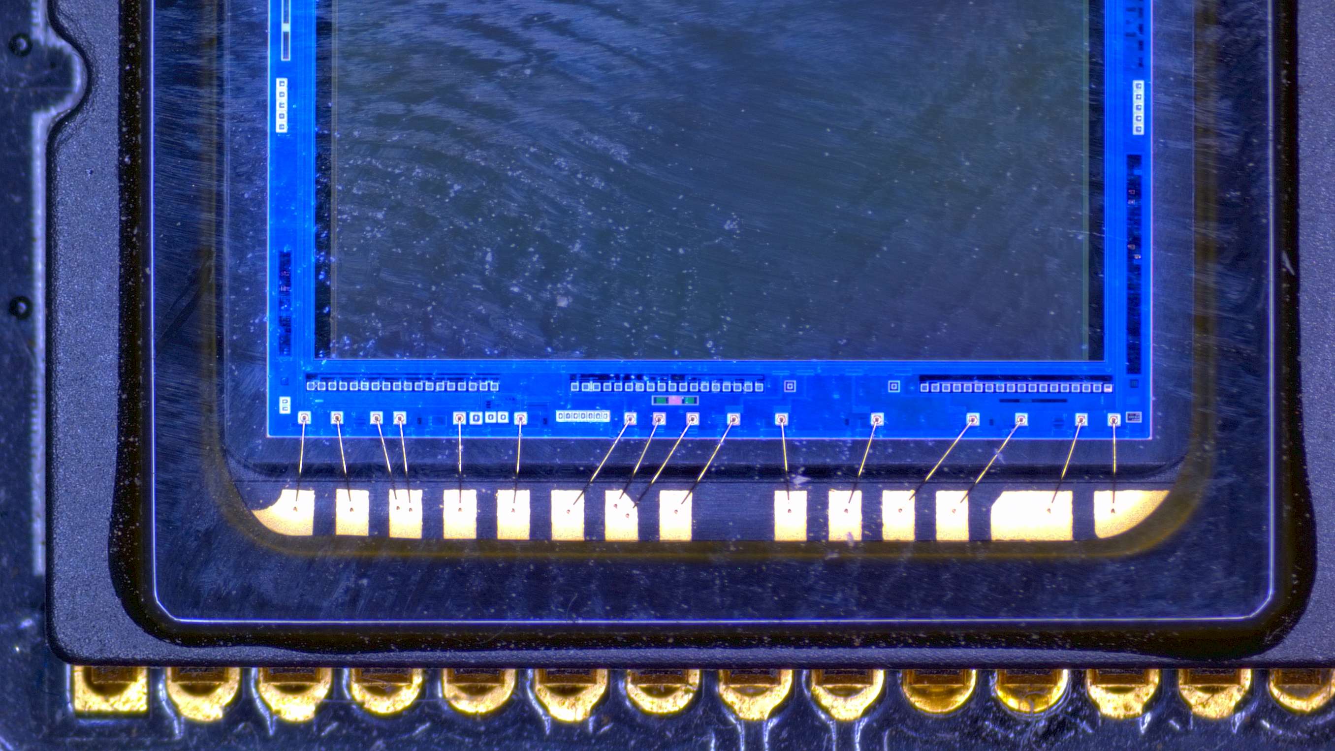 电路板上的CCD芯片（ZM0756H4K8MPA ）
