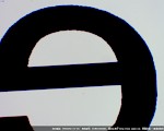 字母 e ( 字母边缘颜色是由物镜的色差引起的)