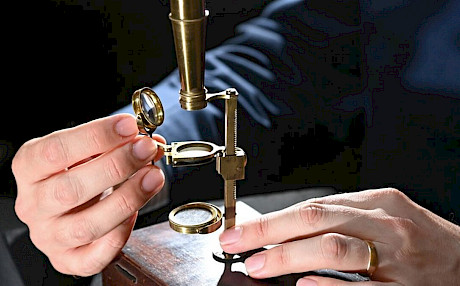 达尔文使用过的具有200年历史的显微镜将被拍卖